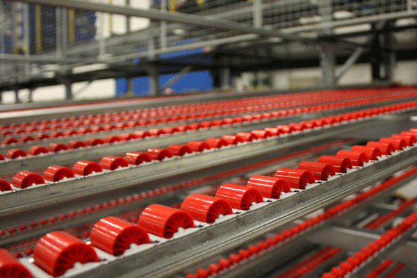 Hyller for kartonggjennomløp