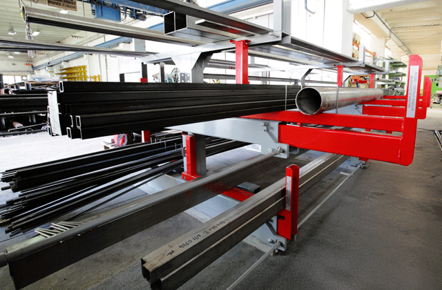 Frå manuell til halvautomatisk lagring av langgods