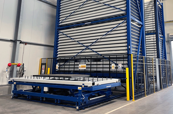 Halvautomatisk vertikalt lagersystem for lagring av metallplater