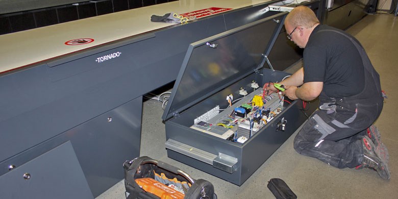 Service and support for warehouse machines